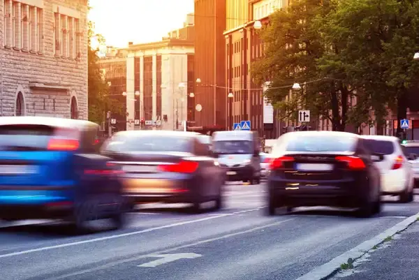 Une voiture d'occasion polyvalente roulant sur une route en ville.